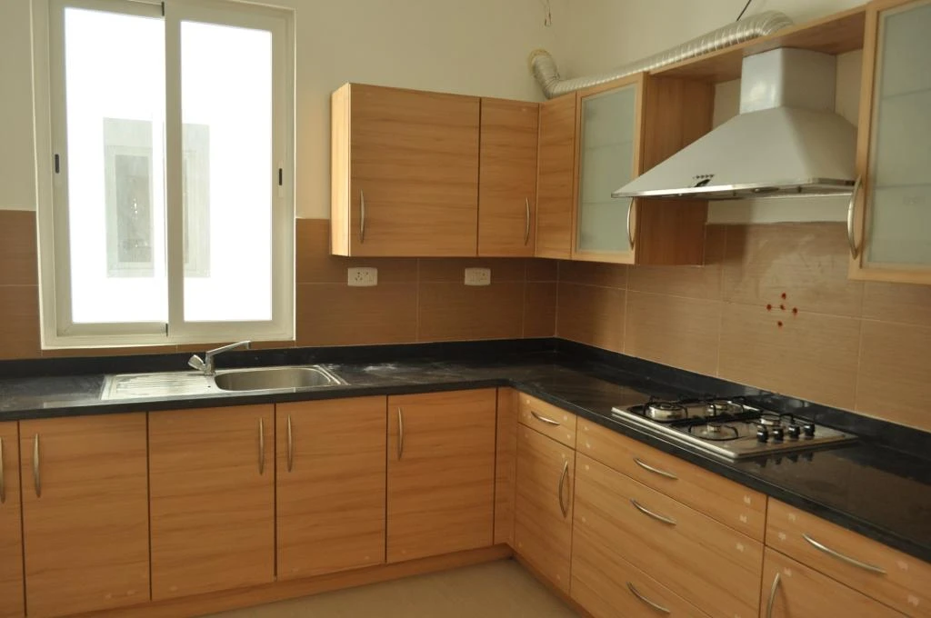 Modular kitchen with a hob and chimney in an Estancia flat
